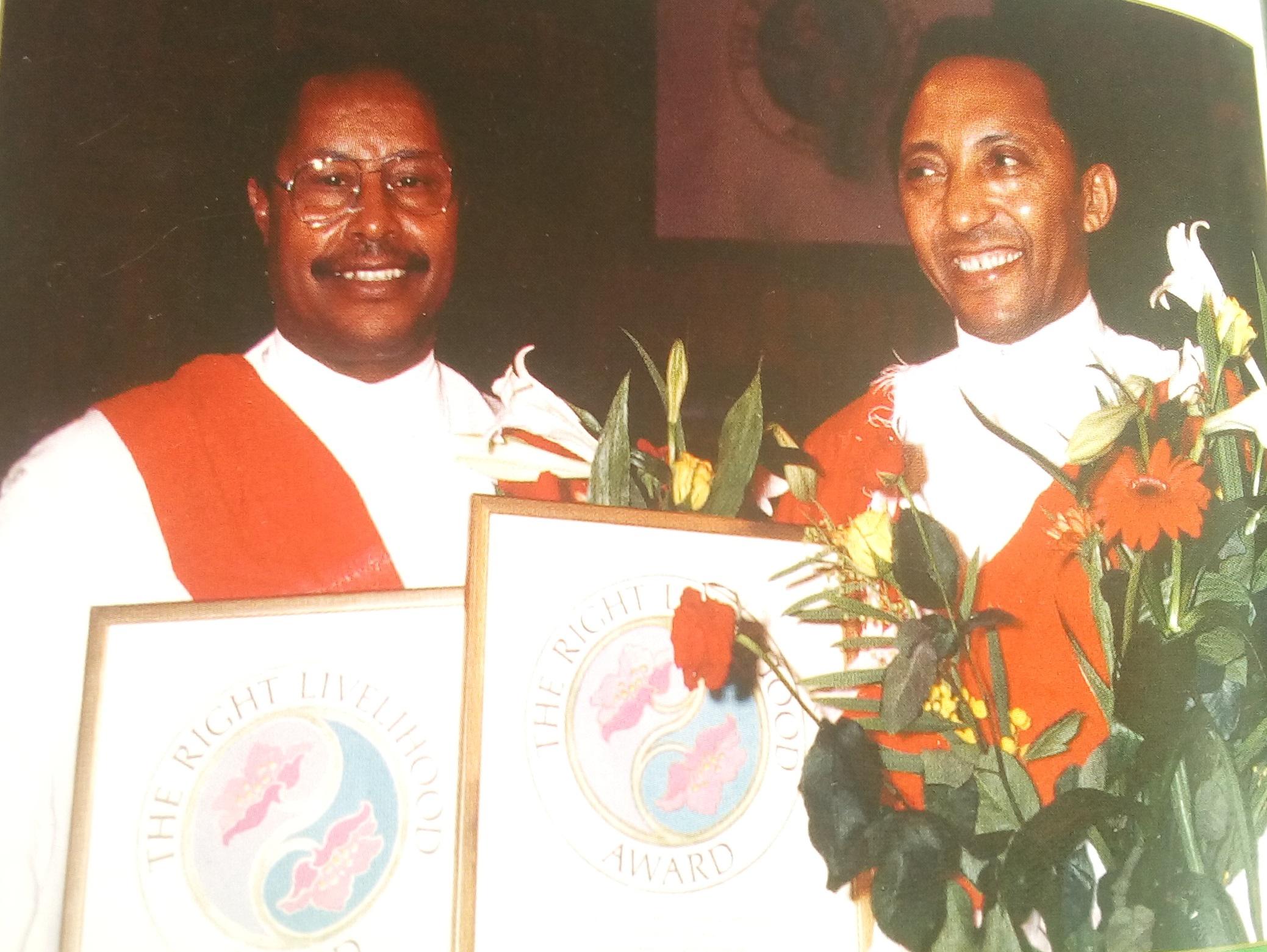 Les docteurs Aklilu Lemma et Legesse Wolde-Yohannes, tout sourire recevant la Right Livelihood award