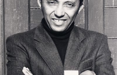 Dr. Aklilu Lemma, bras croisés, photo en noir et blanc.