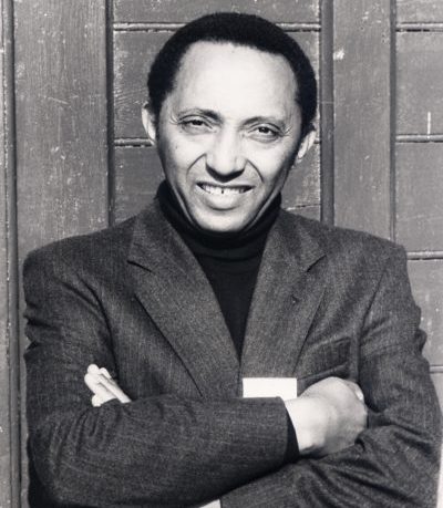 Dr. Aklilu Lemma, bras croisés, photo en noir et blanc.